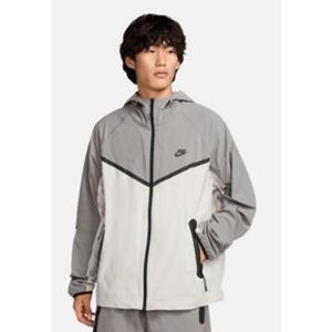 Nike男士轻便运动夹克防风透气休闲外套带帽拉链设计