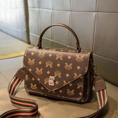 小亚天女包2020新款百搭单肩包时尚手提包质感印花斜挎小方包百搭女包潮咖啡色