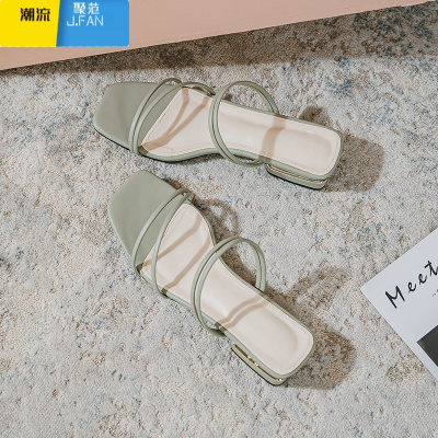 聚范凉鞋女夏平底2021年新款一字带时装粗跟两穿小码313233拖鞋女外穿