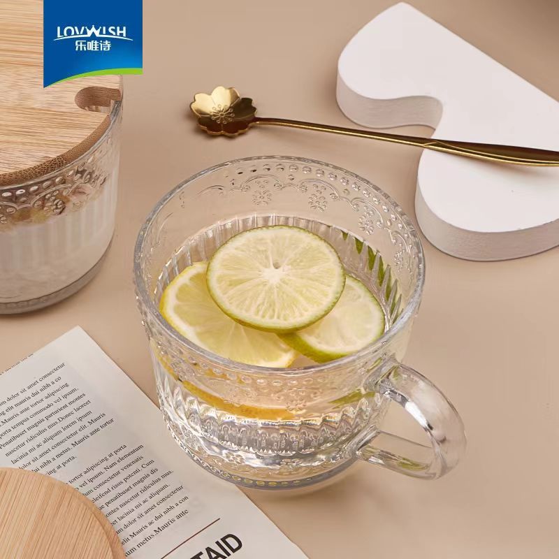 乐唯诗 早餐杯牛奶杯家用高颜值浮雕玻璃杯带盖+樱花勺—430ml