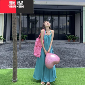 YIBUSHENG白色度假风露背挂脖吊带连衣裙女季高级感气质海边沙滩仙女长裙