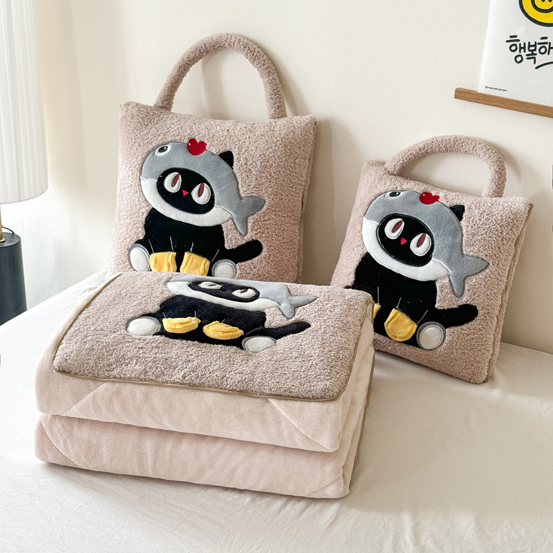 新款卡通鱼头猫立体贴布绣靠垫被可拎可背便携式二合一两用抱枕被