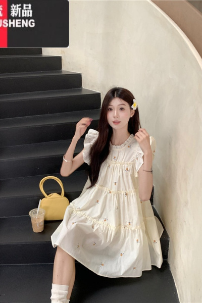 YIBUSHENG奶香啵啵~法式甜美刺绣碎花连衣裙季木耳边小飞袖蛋糕裙