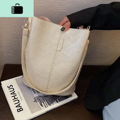 高级感大包包女洋气大容量斜挎包夏天百搭水桶包2020新款潮腋下包NEW LAKE女士单肩包